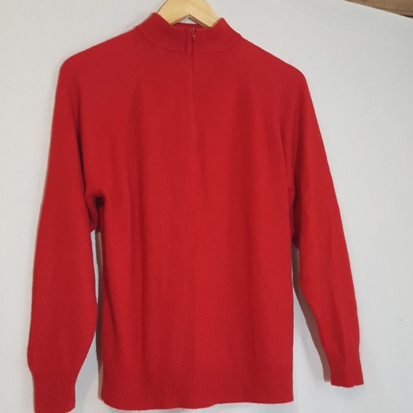 Soft red back zipping turtleneck - Picture 4 of 7